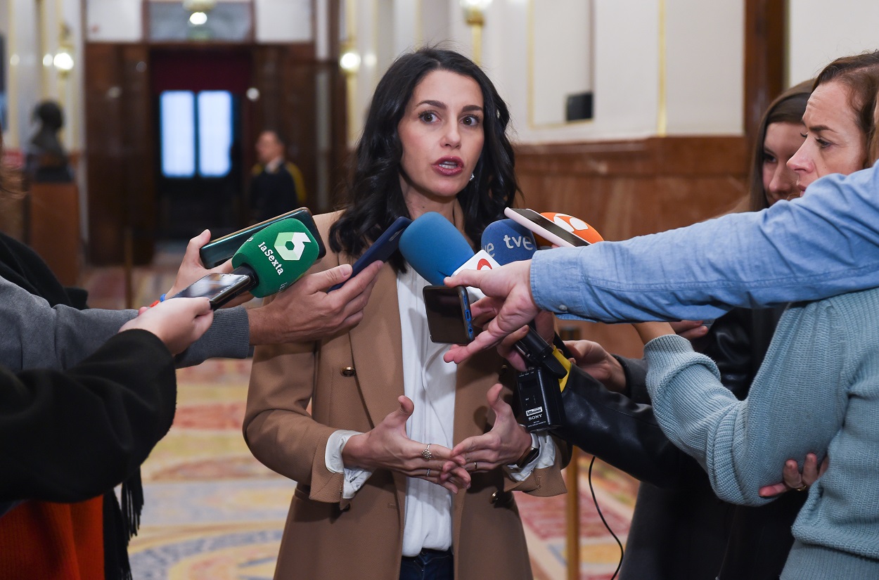 La presidenta de Ciudadanos, Inés Arrimadas, interviniendo ante los medios de comunicación. EP