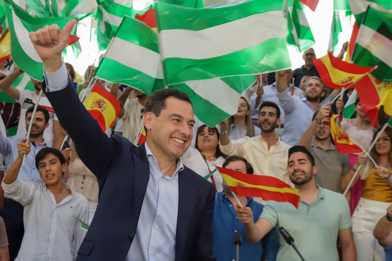 El presidente dE la Junta, Juan Manuel Moreno, rodeado de banderas andaluzas en el inicio de la campaña del 19-J ÁLEX ZEA/EP
