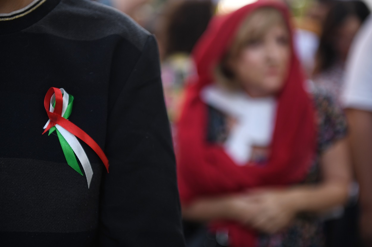 Una persona se coloca un lazo con la bandera de Irán en una concentración contra la muerte de dos mujeres iraníes. EP.