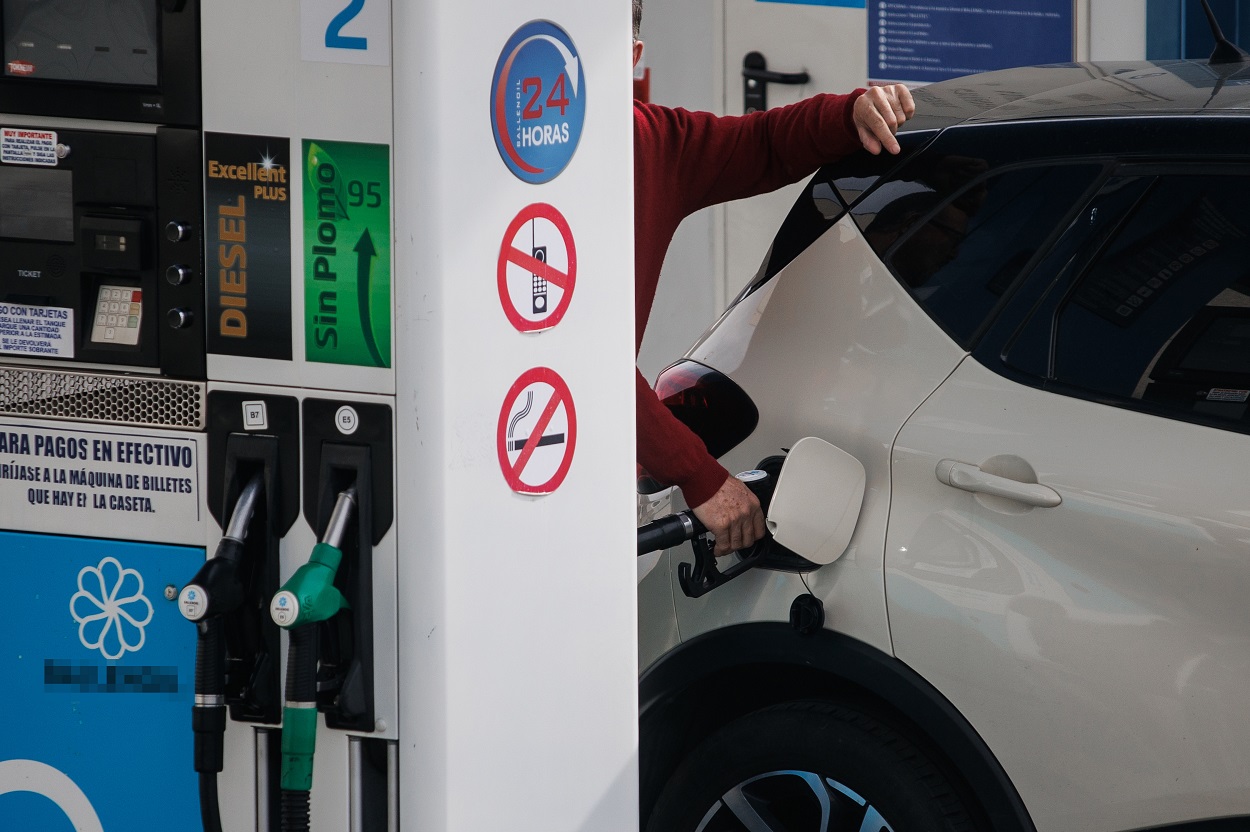 Un hombre reposta carburante en una gasolinera. EP.