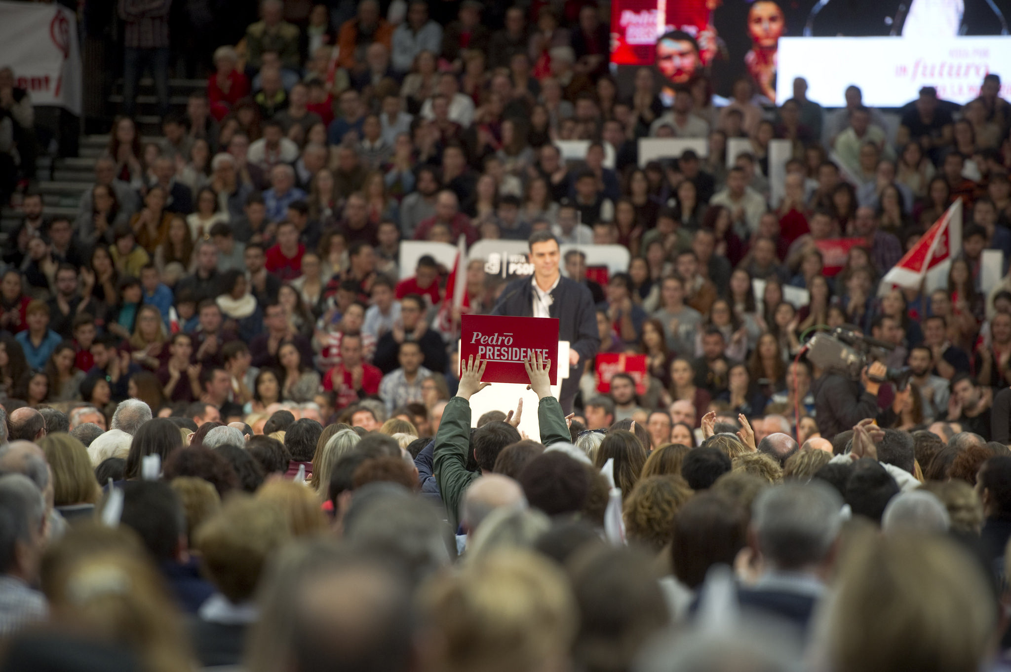 La mayor demostración de fuerza del PSOE en esta campaña: 8.000 personas en Valencia