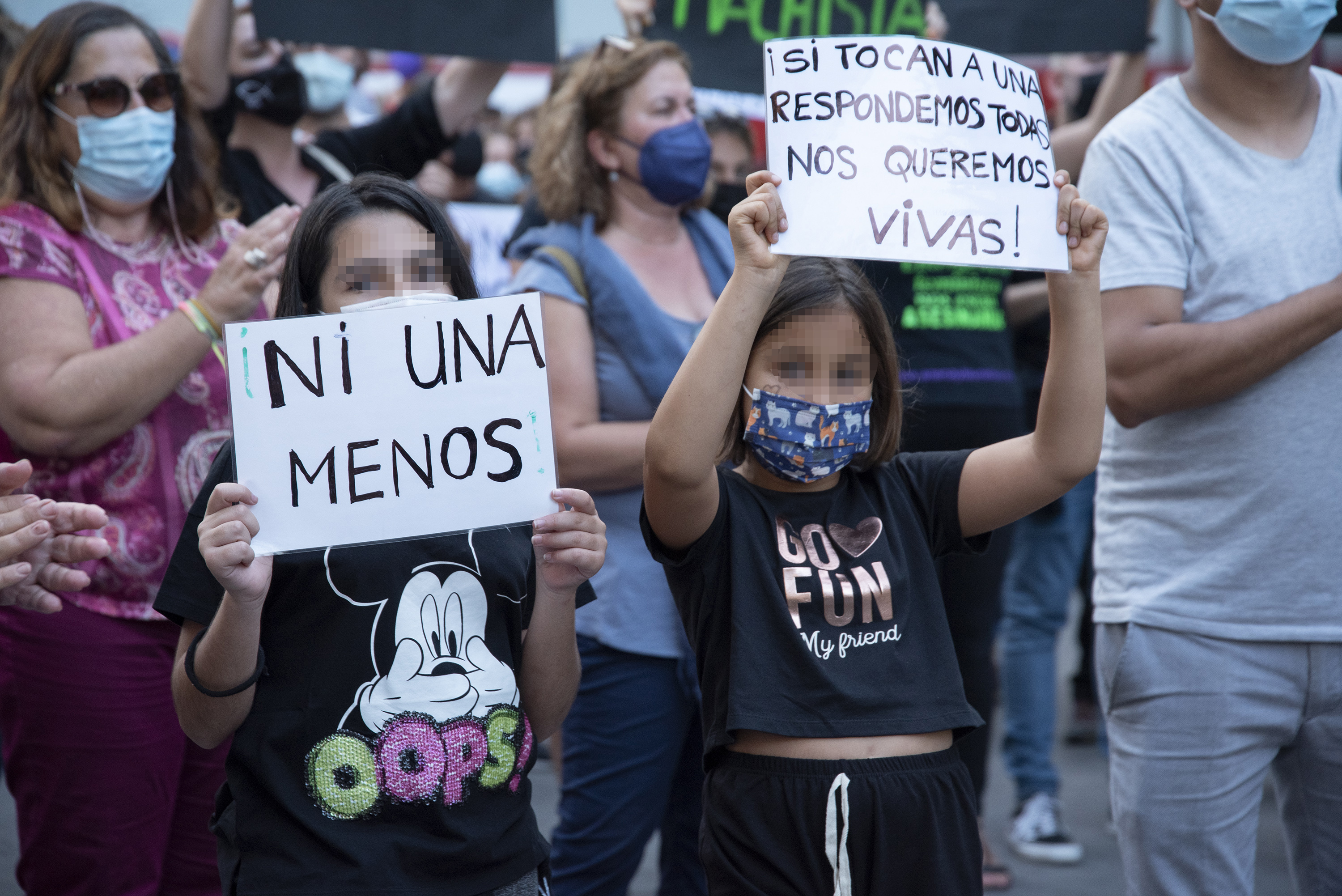 Dos niñas sujetan una pancarta contra la violencia de género