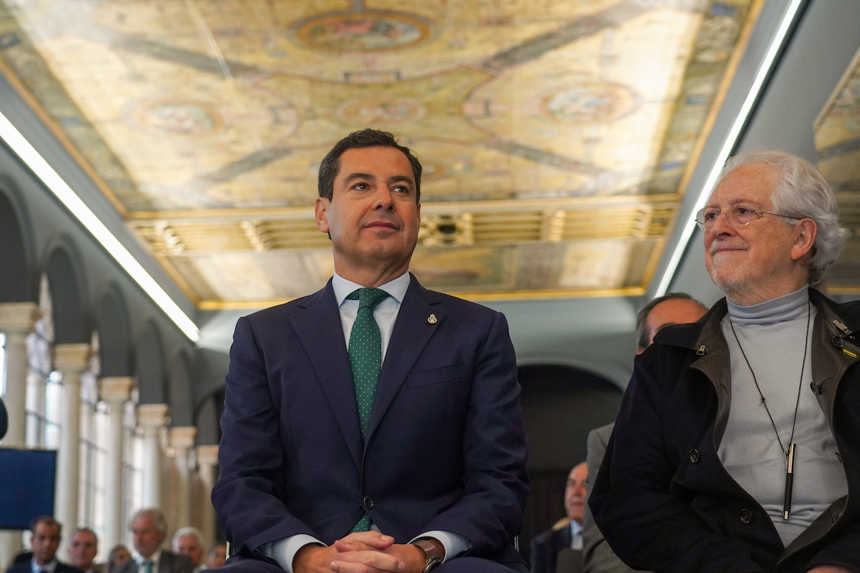 El presidente de la Junta, Juan Manuel Moreno, con el cofundador del Partido Andalucista, Alejandro Rojas Marcos, ayer en el palacio de San Telmo celebrando el Día de la Bandera. EDUARDO BRIONES/EP