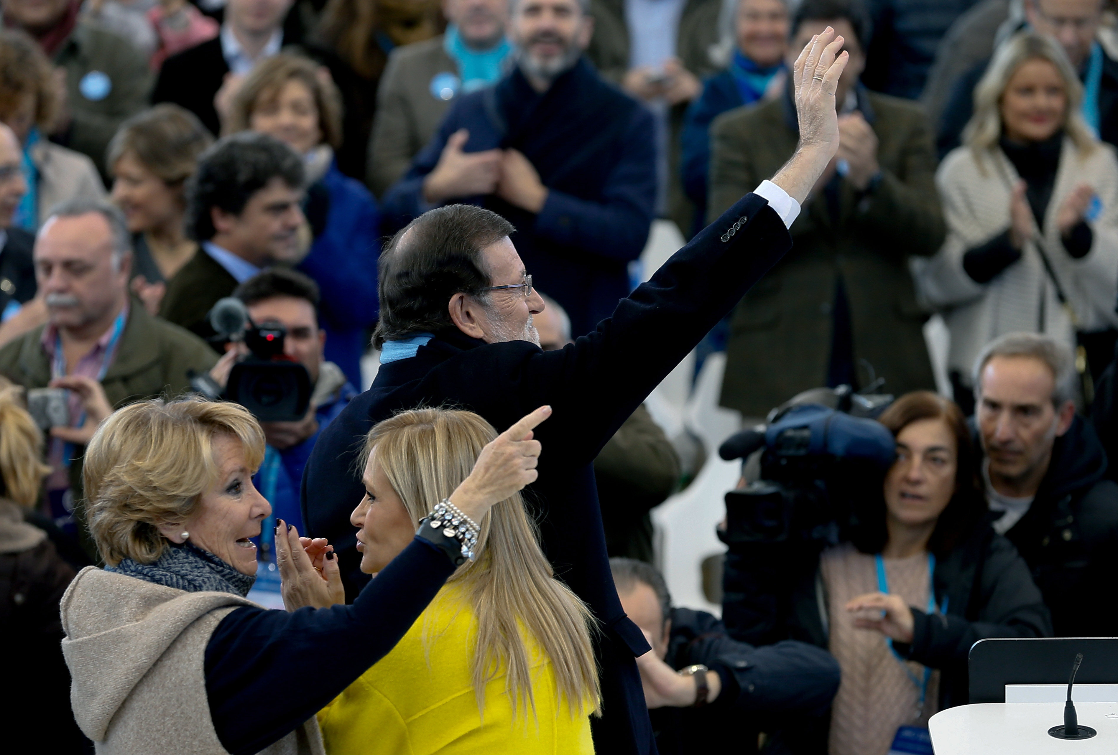 Mariano Rajoy junto a Cifuentes y Aguirre en la Plaza de Toros de Las Rozas. EFE
