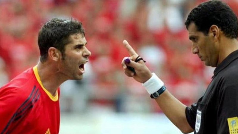 Fernando Hierro se encara con el árbitro del encuentro Fernando Hierro se encara con el árbitro del encuentro