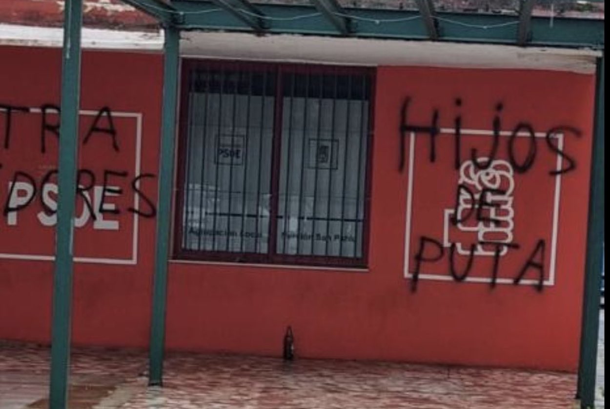 La sede socialista de la capital andaluza atacada con pintadas.