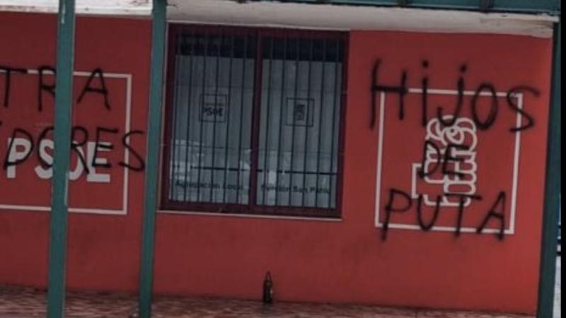 La sede socialista de la capital andaluza atacada con pintadas.