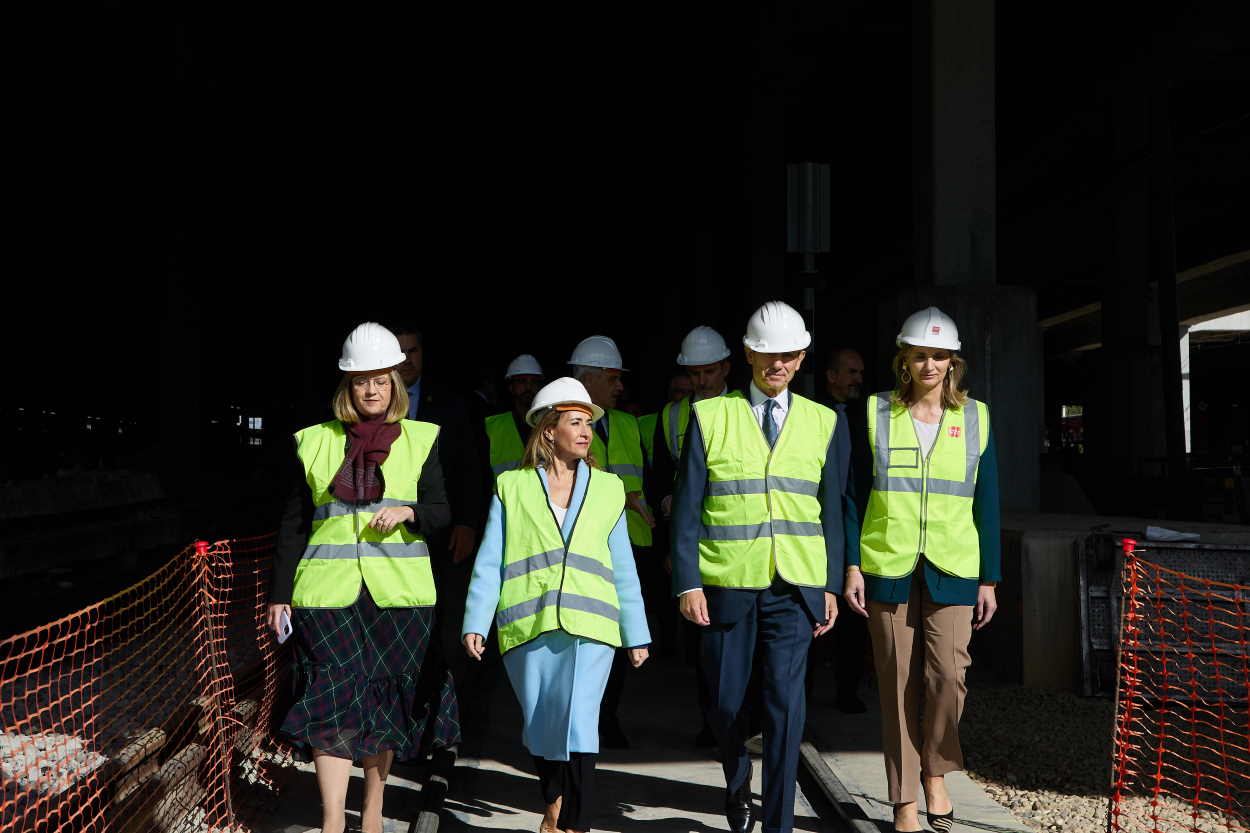 La presidenta de Adif, María Luisa Domínguez; la ministra de Transportes, Raquel Sánchez; el presidente de Crea Madrid Nuevo Norte, Álvaro Aresti, y la consejera de Medio Ambiente de la Comunidad de Madrid, Paloma Martín. EP