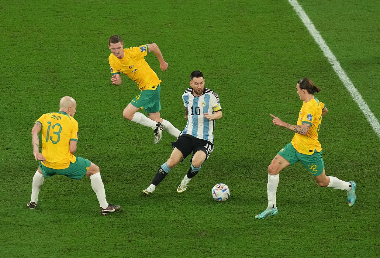 Leo Messi rodeado de jugadores australianos. EP