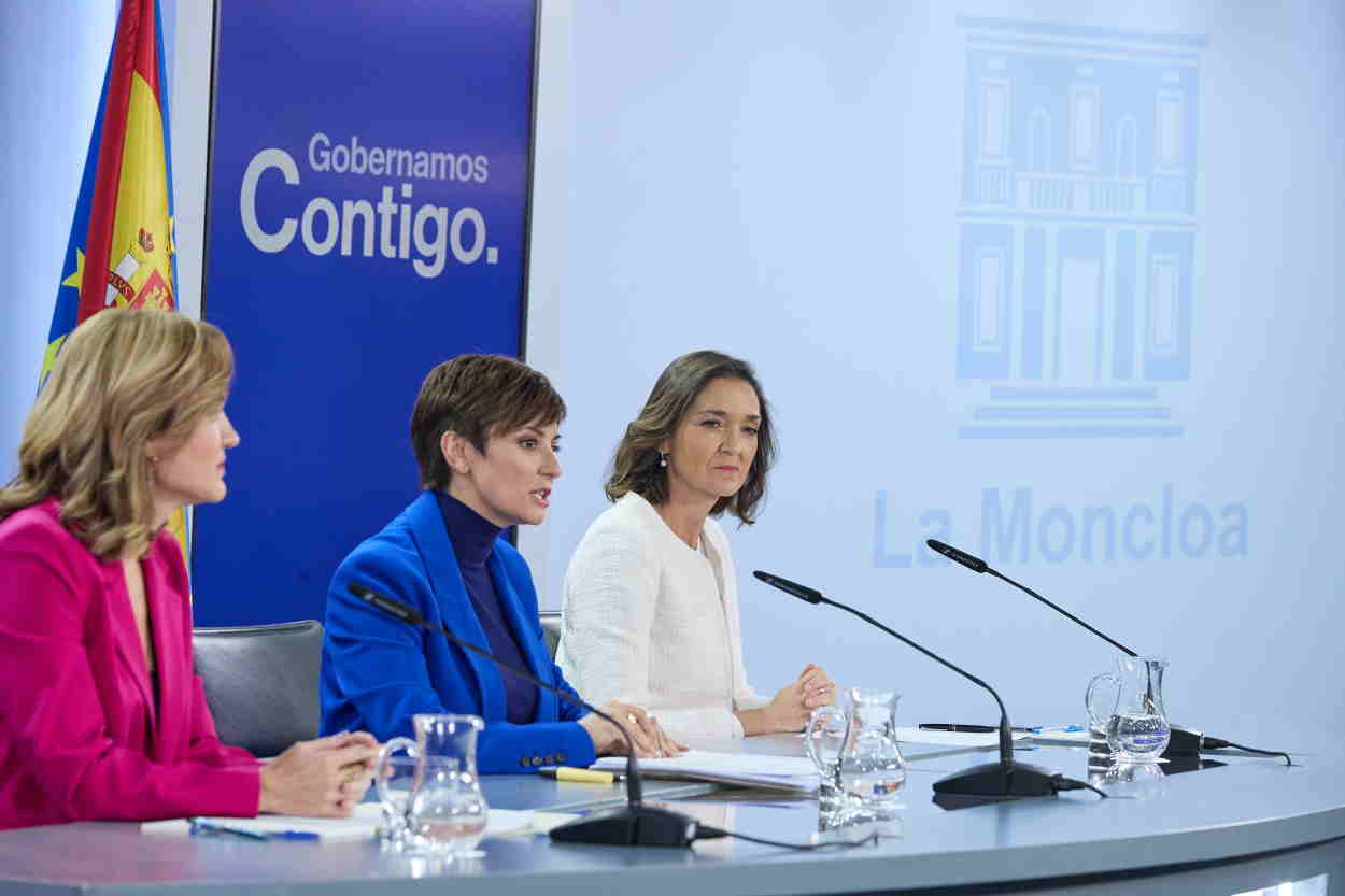 La ministra de Educación y Formación Profesional, Pilar Alegría; la ministra de Política Territorial y Portavoz del Gobierno, Isabel Rodríguez, y la ministra de Industria, Comercio y Turismo, Reyes Maroto. EP