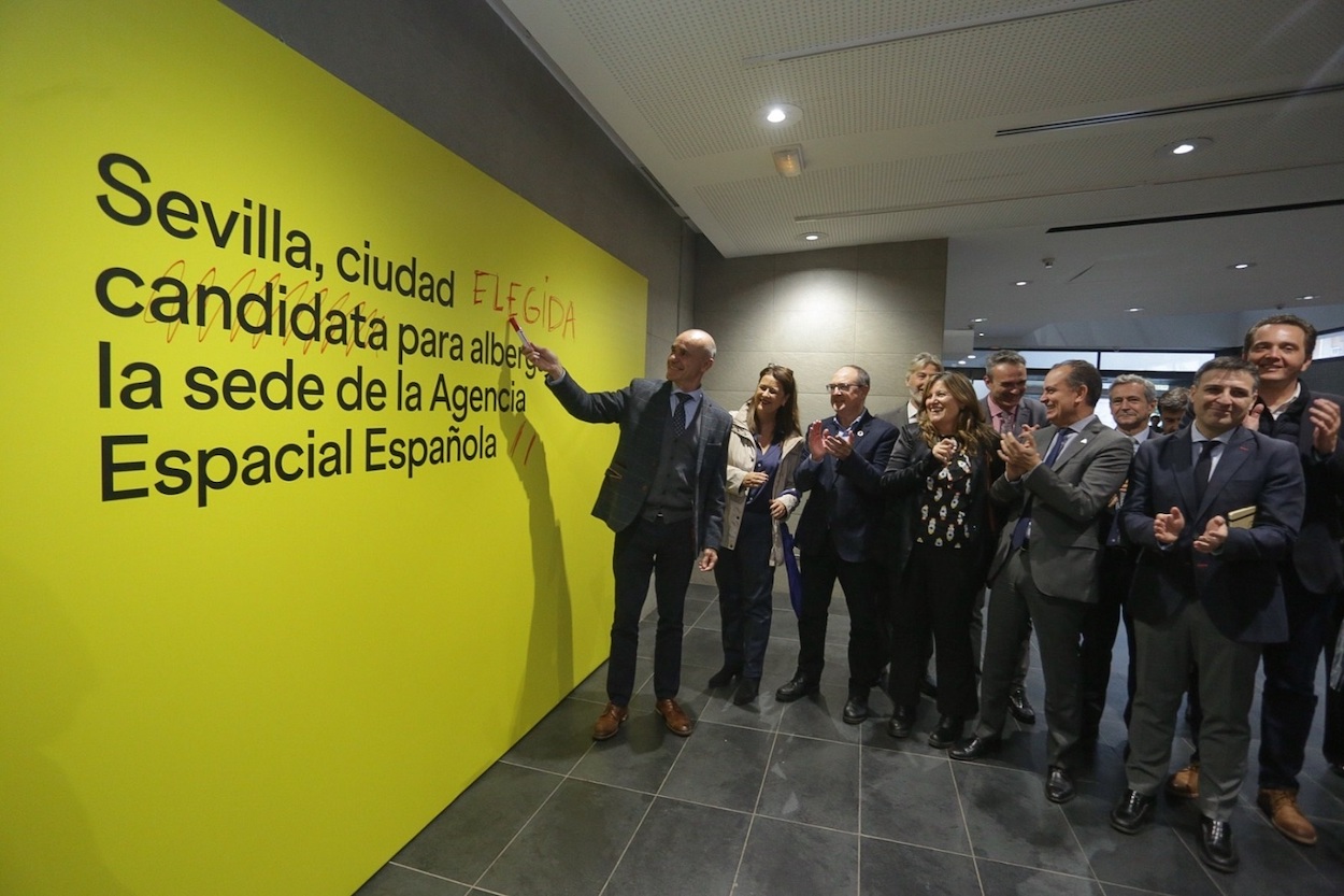 El alcalde de Sevilla, Antonio Muñoz, en el CREA de San Jerónimo, que albergará la sede de la Agencia Espacial Española. 