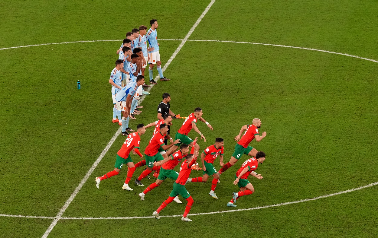 Los jugadores de Marruecos celebran el pase a cuartos, mientras los españoles se lamentan. EP.