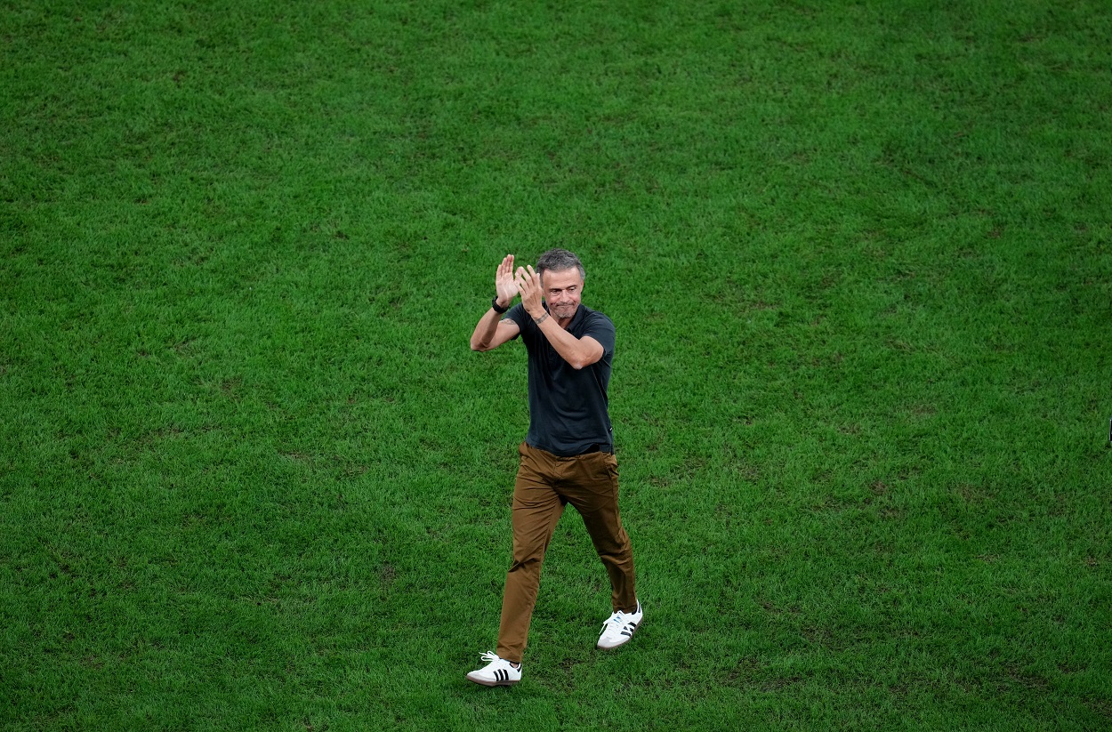 Luis Enrique se despide de los aficionados españoles tras el Marruecos - España. EP.