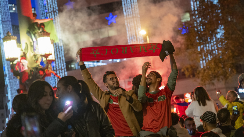 Los marroquíes celebran el pase a cuartos del Mundial en Barcelona. EP