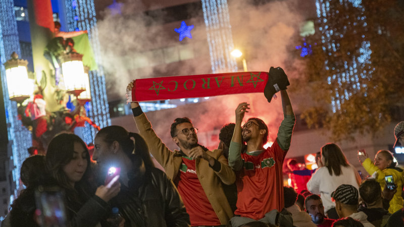 Los marroquíes celebran el pase a cuartos del Mundial en Barcelona. EP Los marroquíes celebran el pase a cuartos del Mundial en Barcelona. EP