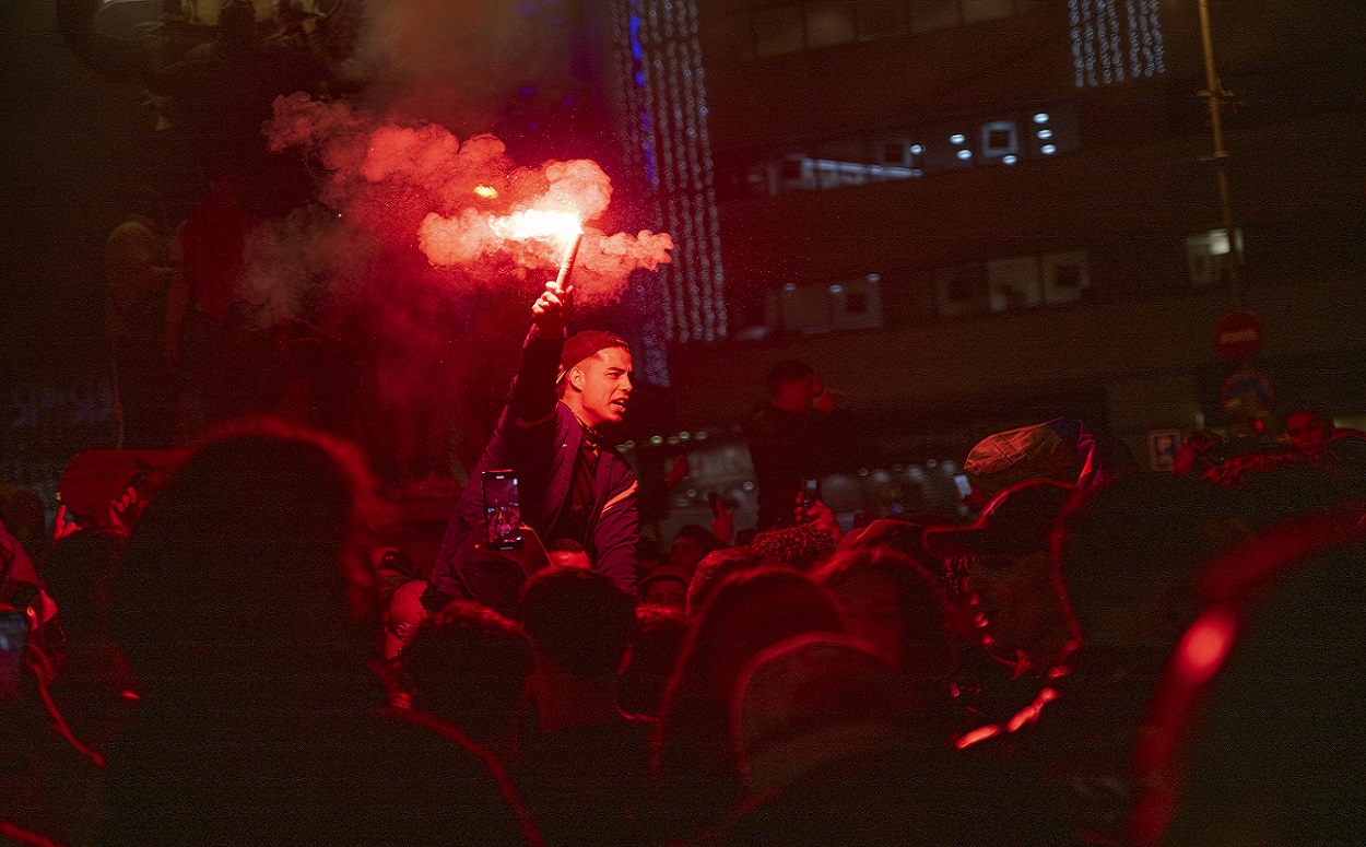 Un aficionado de Marruecos celebra la victoria de su selección ante España. EP