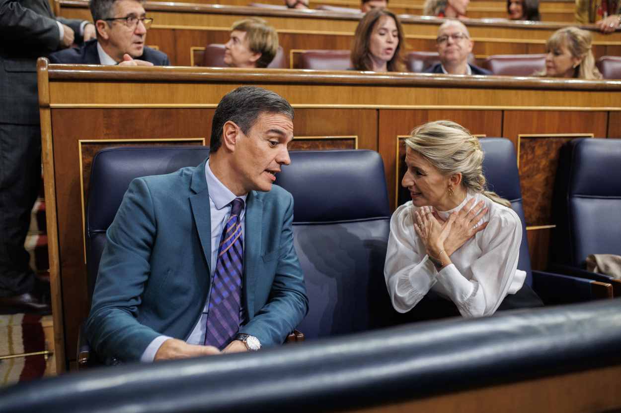 El presidente del Gobierno, Pedro Sánchez, y la vicepresidenta segunda y ministra de Trabajo y Economía Social, Yolanda Díaz, en una sesión plenaria en el Congreso de los Diputados