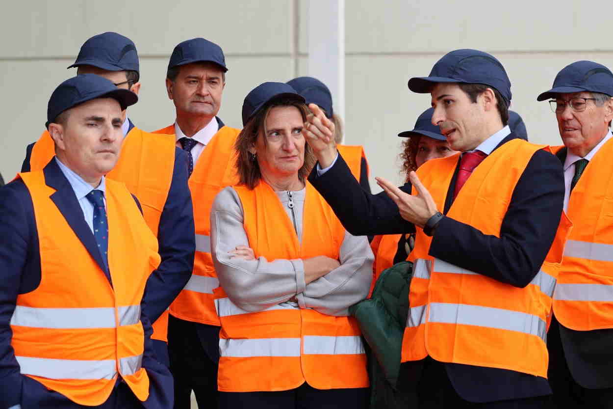 Teresa Ribera, ministra para la Transición Ecológica y el Reto Demográfico, durante una visita a una industria. EP