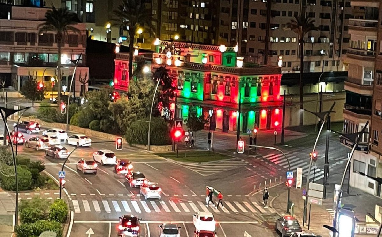 El edificio de Aguas de Murcia alumbrado en Navidad. Redes sociales