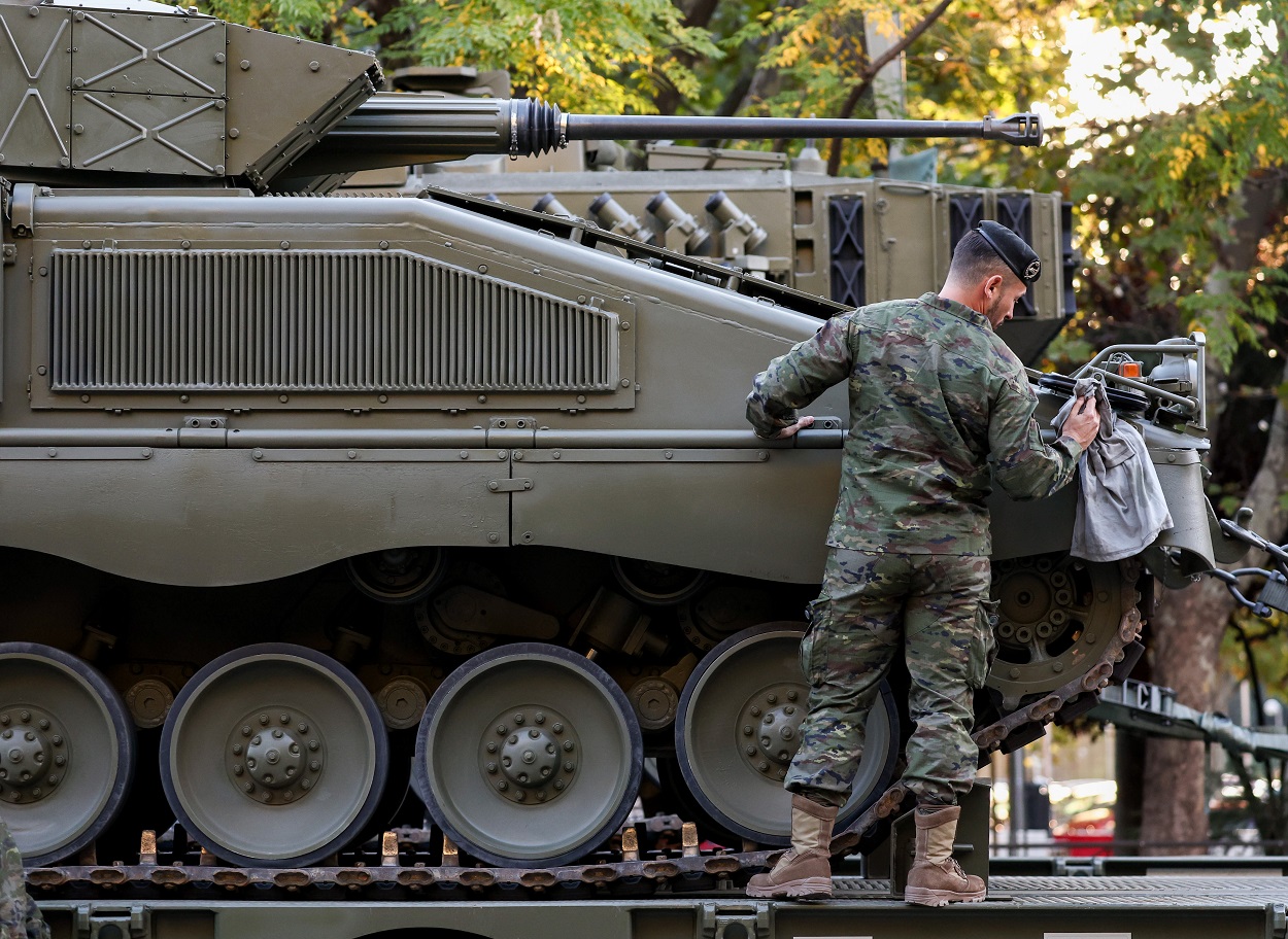 Imagen de archivo de un militar limpiando un tanque. EP.