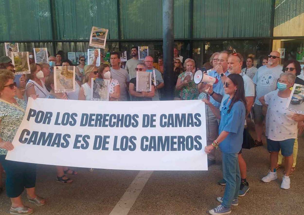 Protesta del pasado 7 julio, convocada por el Partido Independiente de Camas, para exigir mejores servicios. ALJARAFE DIGITAL