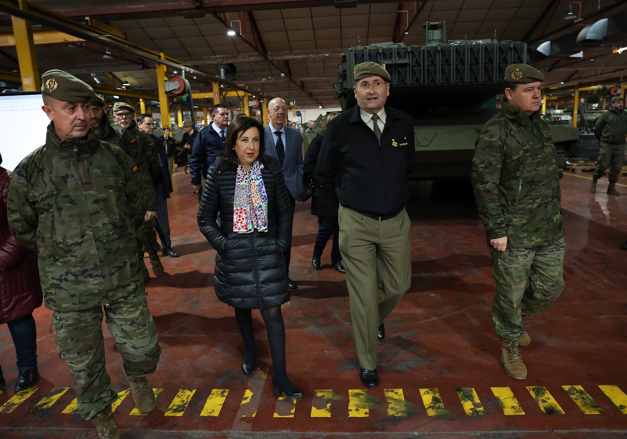 La ministra de Defensa, Margarita Robles, durante su visita al Parque y Centro de Mantenimiento de Sistemas Acorazados. EP.