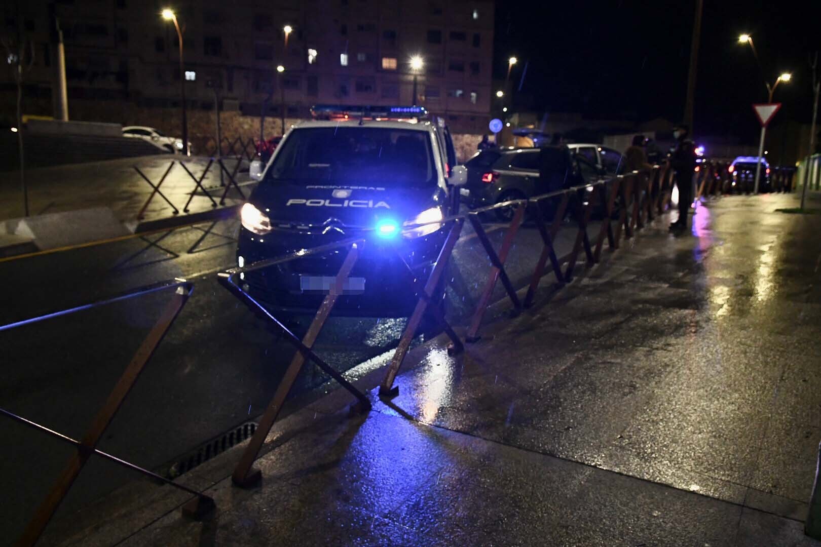 Coches de la Jefatura Superior de Policía de Ceuta en el momento en el que se establece un dispositivo de controles. EP.