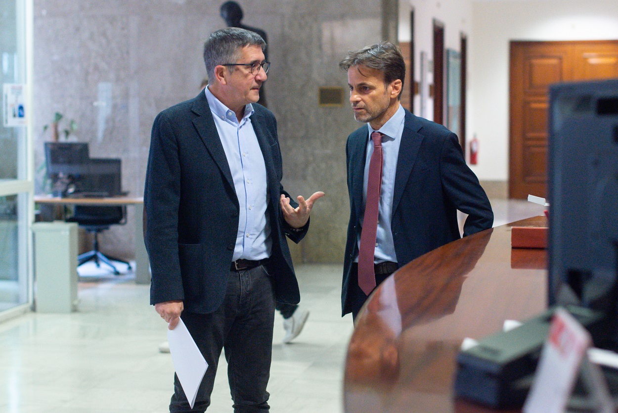 El portavoz del PSOE en el Congreso, Patxi López (i), y el presidente del grupo parlamentario de Unidas Podemos en el Congreso, Jaume Asens. EP.