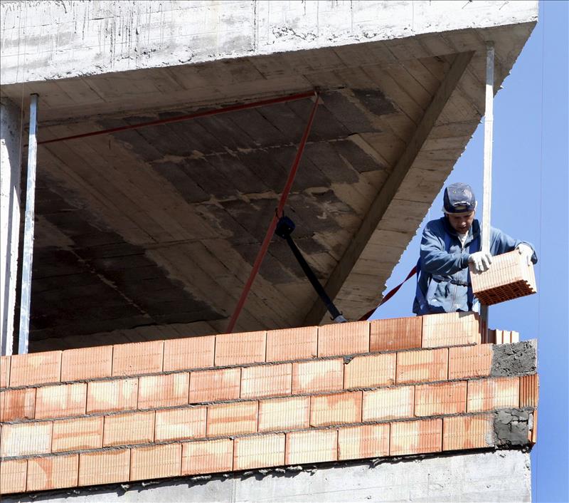 Un obrero en su puesto de trabajo / EFE