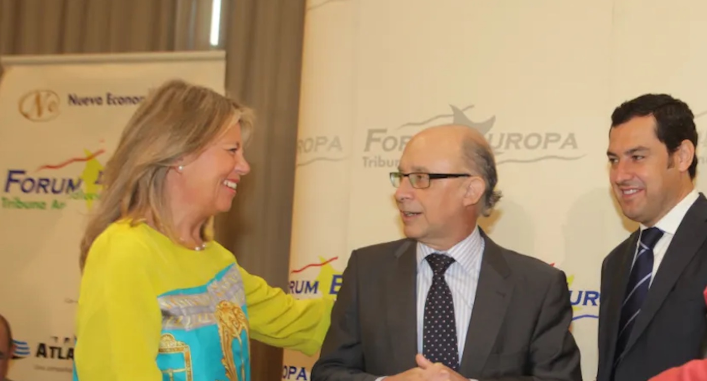La alcaldesa de Marbella, Ángeles 'Titi' Múñoz con el exministro de Hacienda, Cristobal Montoro, y el presidente de la Junta de Andalucía, Juan Manuel Moreno Bonilla. Forum Europa La alcaldesa de Marbella, Ángeles 'Titi' Múñoz con el exministro de Hacienda, Cristobal Montoro, y el presidente de la Junta de Andalucía, Juan Manuel Moreno Bonilla. Forum Europa
