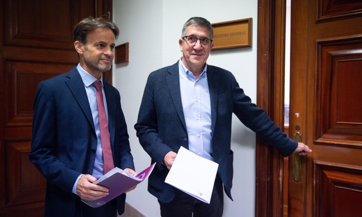 El portavoz del PSOE en el Congreso, Patxi López, y el presidente del grupo parlamentario de Unidas Podemos en el Congreso, Jaume Asens. EP