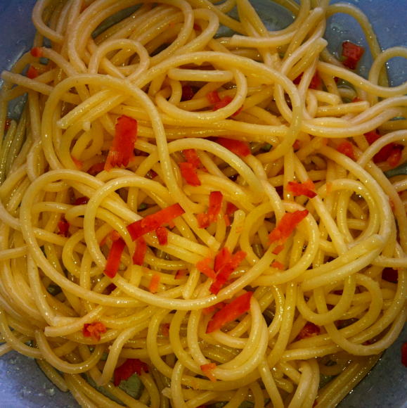 Espaguetis con hueva y aceite de oliva y emperador a la plancha