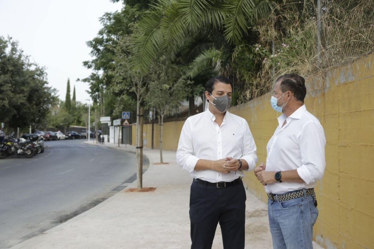 El alcalde de Córdoba, José María Bellido, y el teniente de alcalde de Infraestructuras, David Dorado, en el acerado de la carretera de las Ermitas, en agosto de 2021..