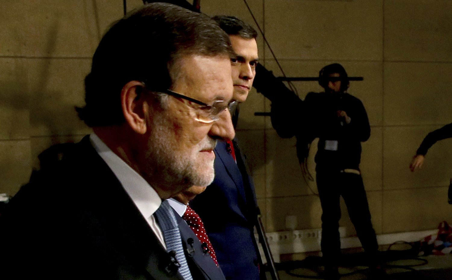 Mariano Rajoy y Pedro Sánchez entran en el plató de la Academia de la Televisión para enfrentarse en su único cara a cara de la campaña. EFE