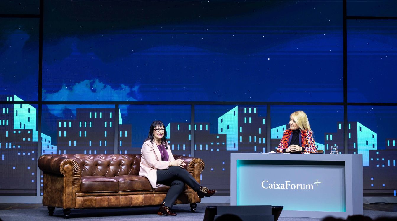 Un instante de la presentación de CaixaForum+ con la directora general adjunta de la Fundación ”la Caixa”, Elisa Durán, y la actriz y presentadora Cayetana Guillén Cuervo.