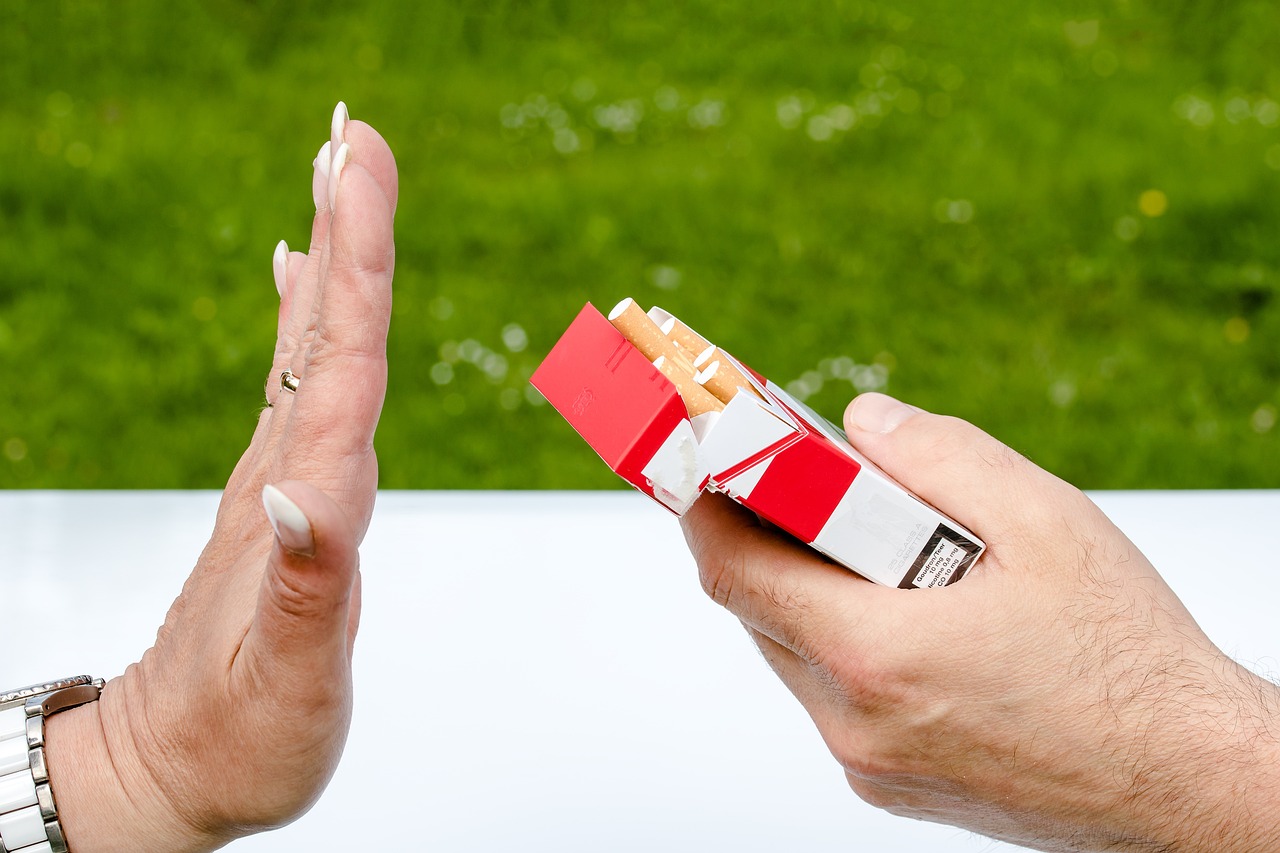 Imagen de recurso de una persona rechazando tabaco. Pixabay.