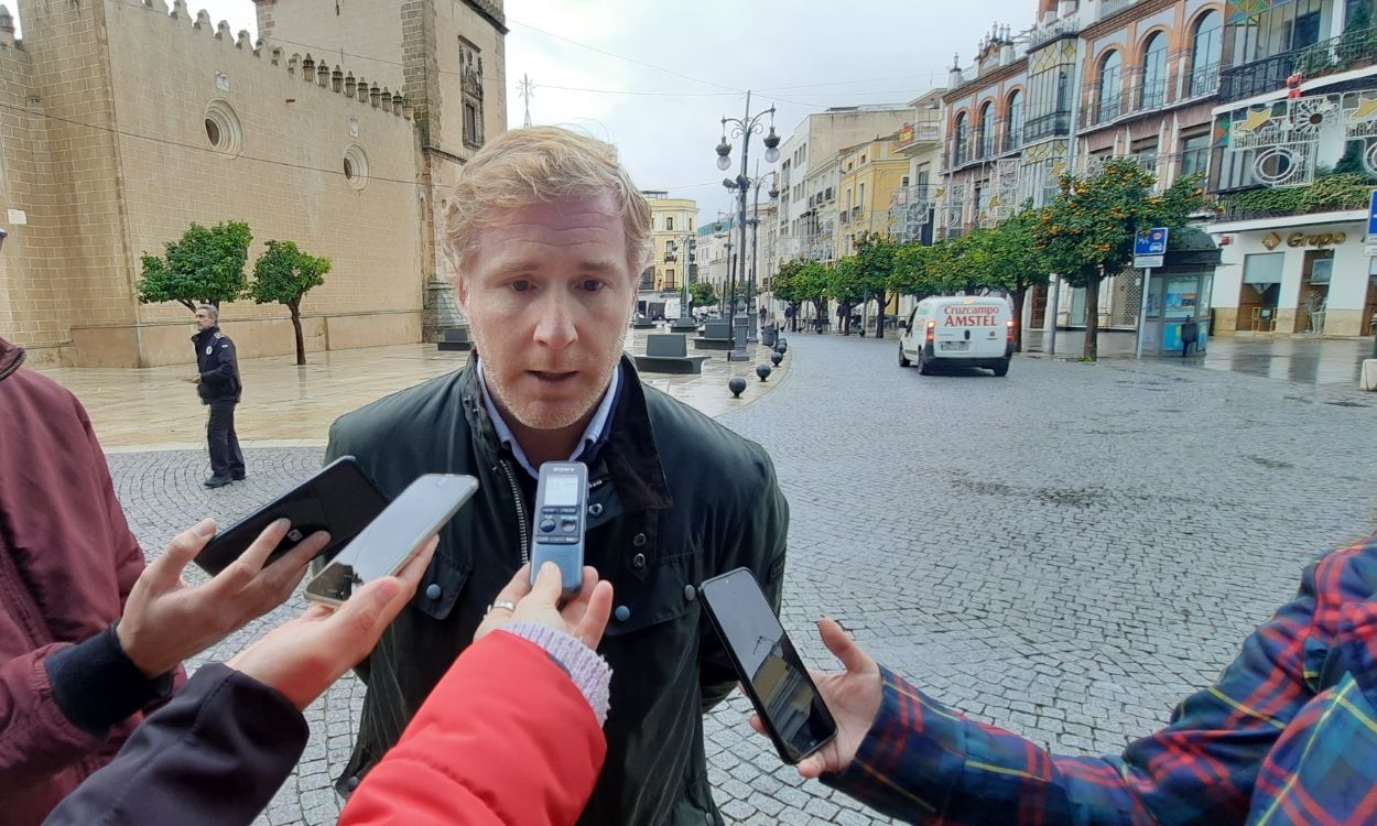 El alcalde de Badajoz, Ignacio Gragera, en declaraciones a los medios. EP.