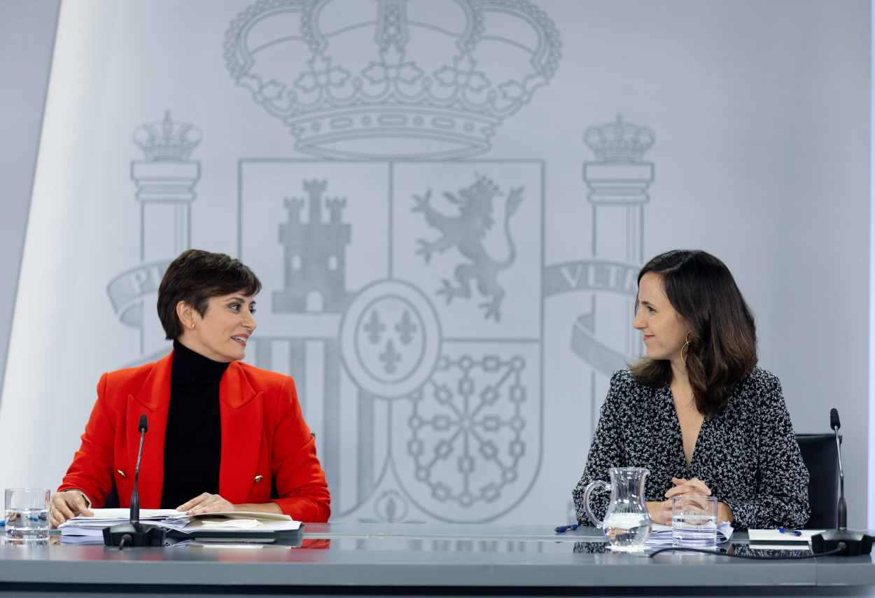 La ministra de Política Territorial y portavoz del Gobierno, Isabel Rodríguez (i), y la ministra de Derechos Sociales y Agenda 2030, Ione Belarra (d), durante una rueda de prensa del Consejo de Ministros