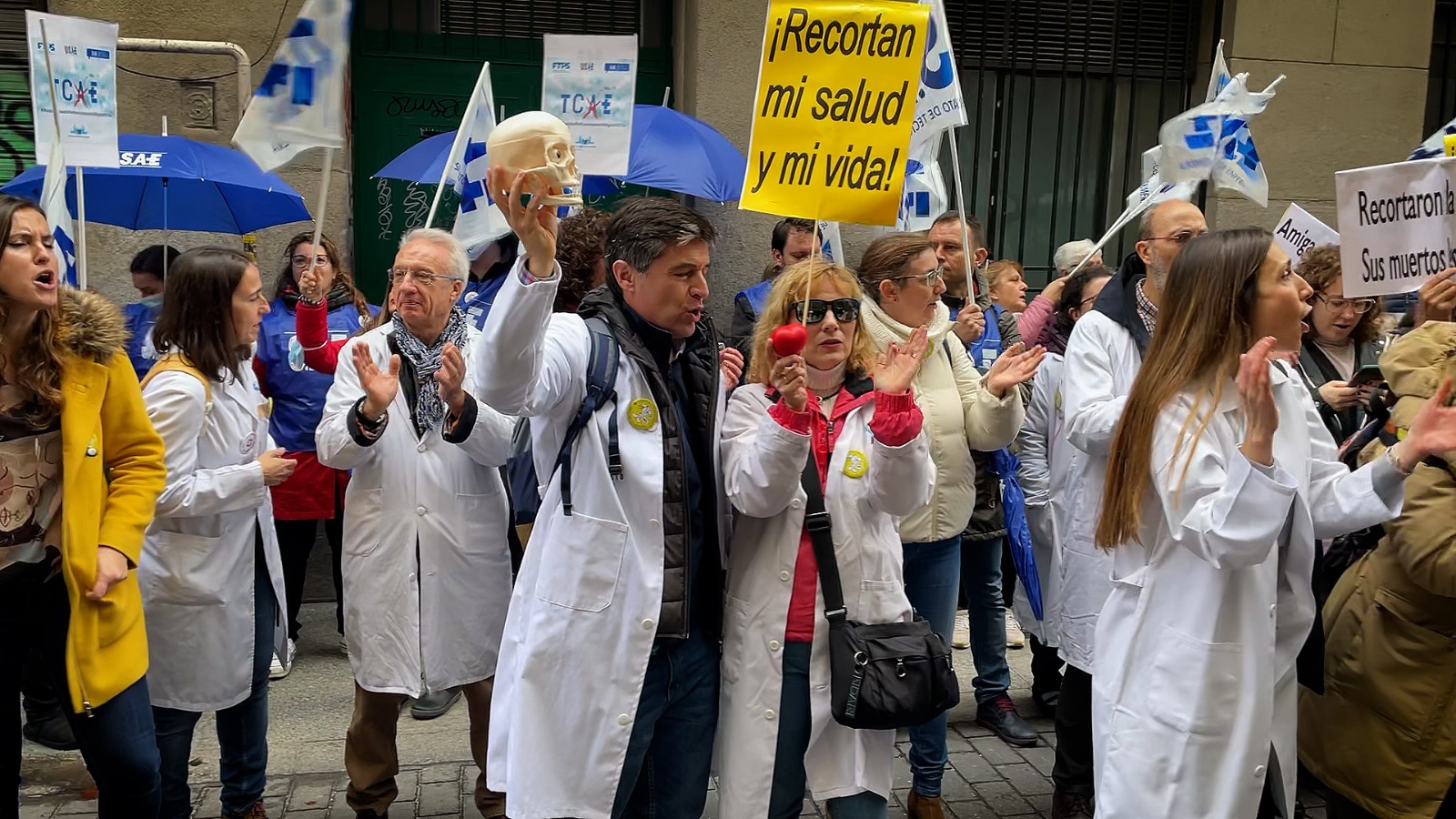 Los sanitarios mantienen el pulso a Ayuso y piden al Colegio de Médicos retractarse de su petición para desconvocar la huelga