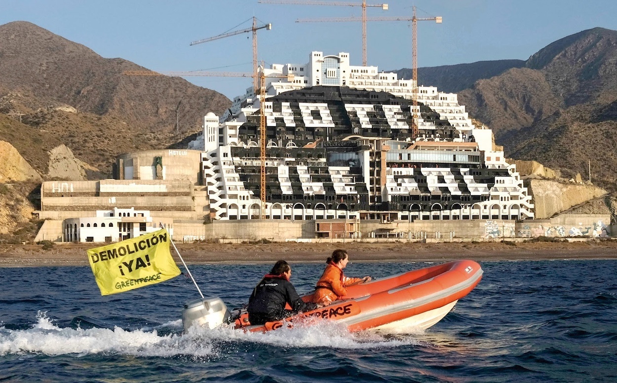 Una lancha de Greenpeace navega frente al hotel para exigir su demolición. EP
