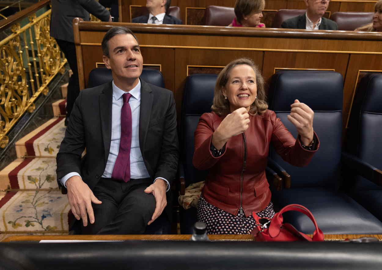 La vicepresidenta primera y ministra de Asuntos Económicos y Transformación Digital, Nadia Calviño, junto con el presidente del Gobierno, Pedro Sánchez. EP