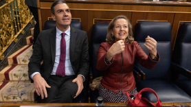 La vicepresidenta primera y ministra de Asuntos Económicos y Transformación Digital, Nadia Calviño, junto con el presidente del Gobierno, Pedro Sánchez. EP