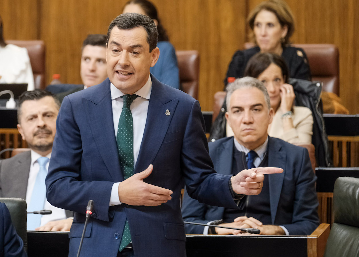El presidente de la Junta de Andalucía, Juan Manuel Moreno, contesta a las preguntas de los portavoces parlamentarios en la sesión de control al Gobierno.