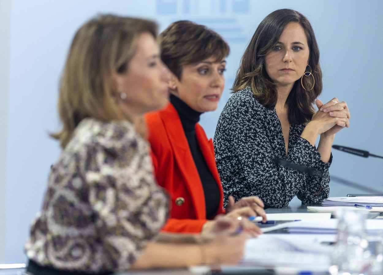 La ministra de Transportes, Movilidad y Agenda Urbana, Raquel Sánchez, la ministra de Política Territorial y portavoz del Gobierno, Isabel Rodríguez, y la ministra de Derechos Sociales y Agenda 2030, Ione Belarra, intervien