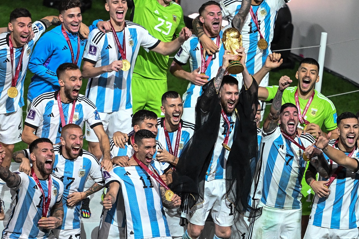 Lionel Messi levanta la Copa del Mundo. EP.