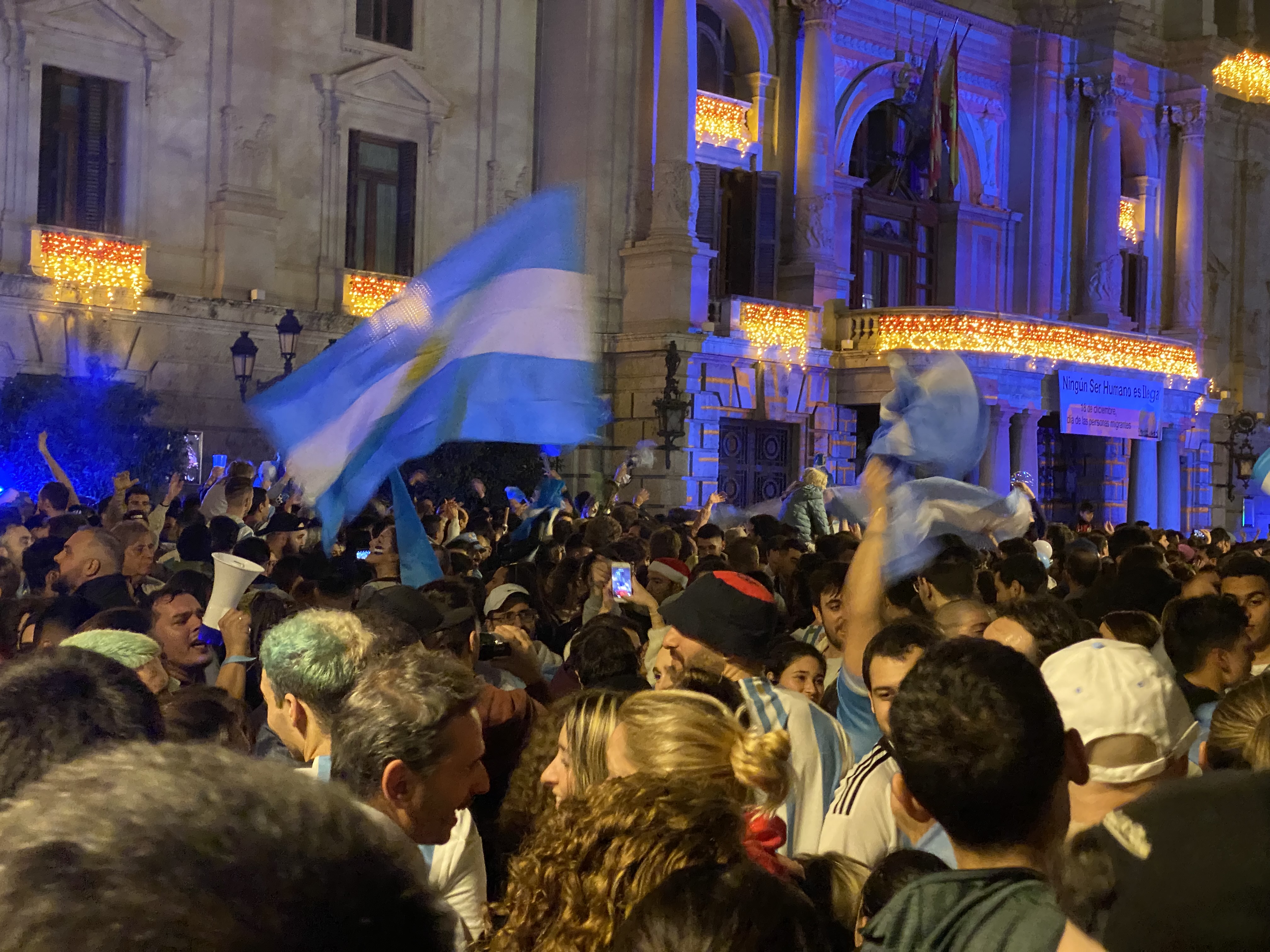 Aficionados argentinos celebrando el mundial en Valencia.