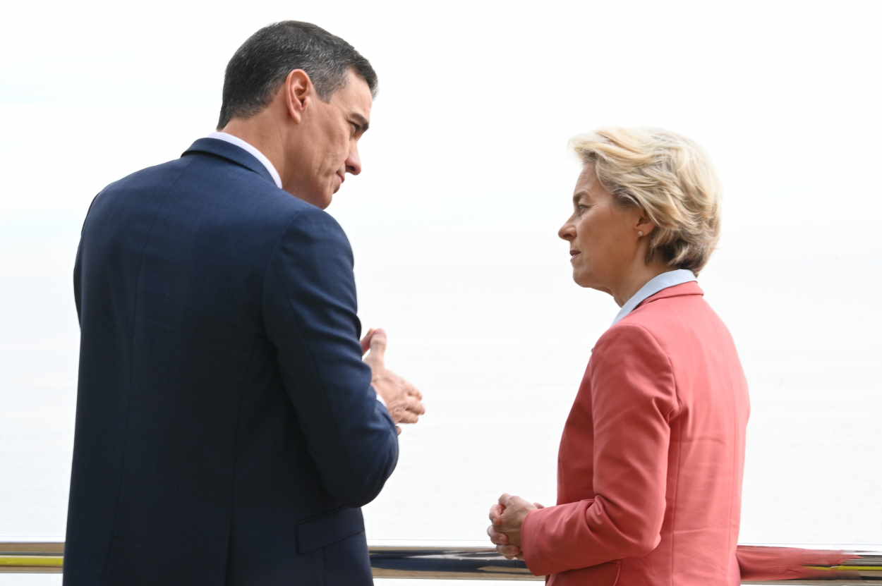 El presidente del Gobierno, Pedro Sánchez, conversa con la presidenta de la Comisión Europea, Ursula von der Leyen, en una imagen de archivo. 