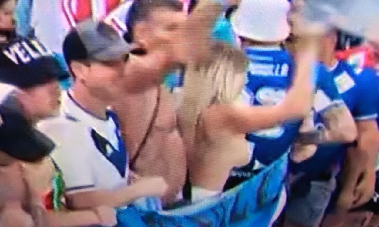 Fan argentina en topless tras la victoria de Argentina en el Mundial de Fútbol de Qatar