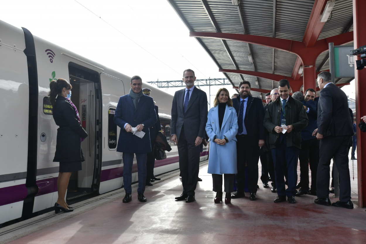 Pedro Sánchez, el Rey Felipe VI y la ministra de Transportes, Raquel Sánchez, entre otras autoridades en la inaguración del AVE Madrid Murcia