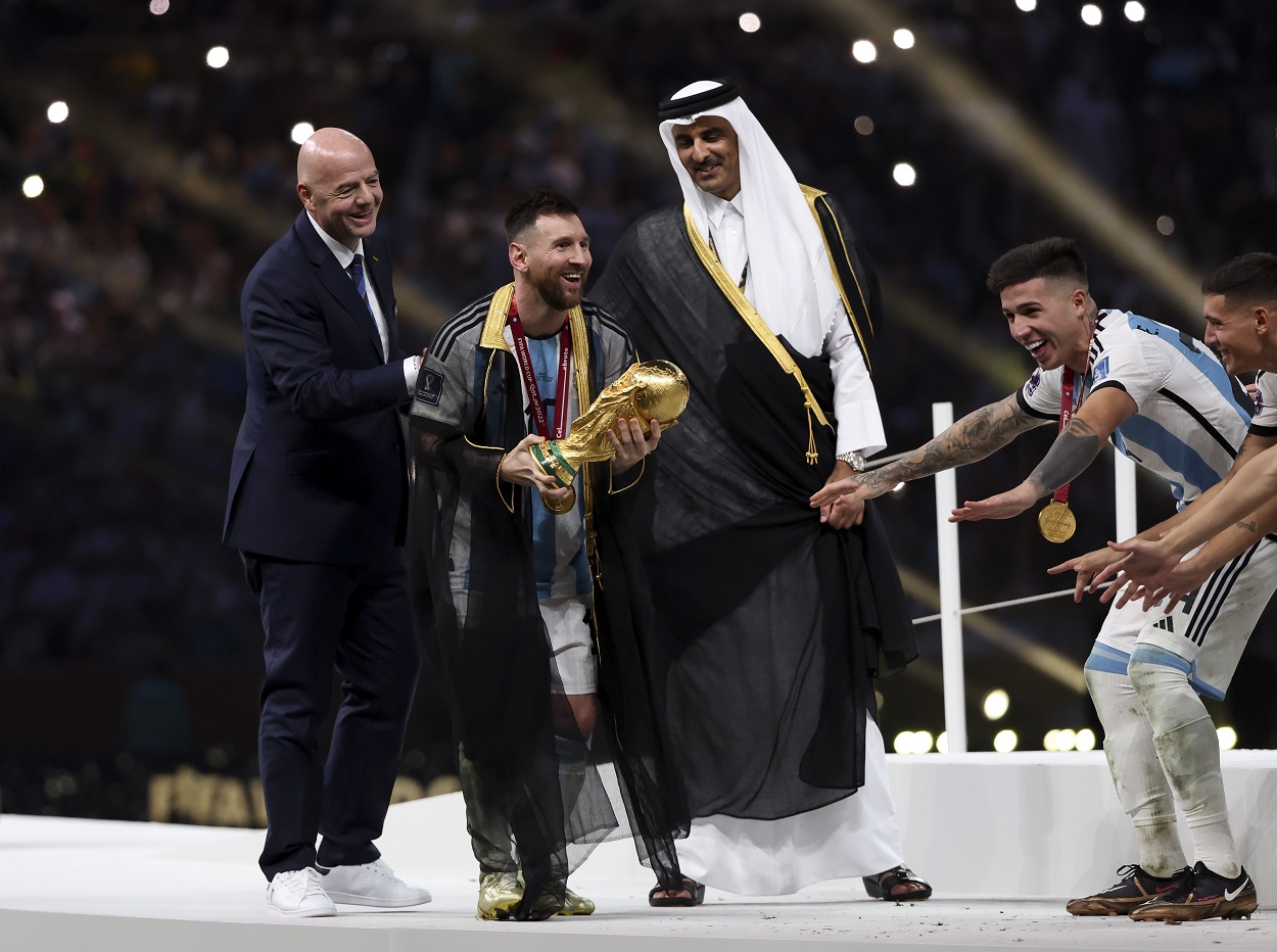 Messi recibe, con el 'besht' puesto, el trofeo de la Copa del Mundo. EP.